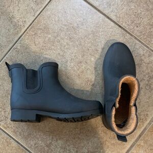 Chooka Black Ankle Boots with Tan Lining